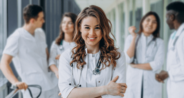 Ragazza giovane che sorride in ospedale